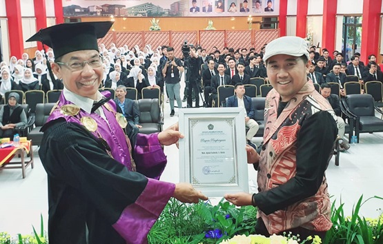 Yudisium FISIP UMM Bekali Mahasiswa Startegi Sukses di Dunia Kerja.