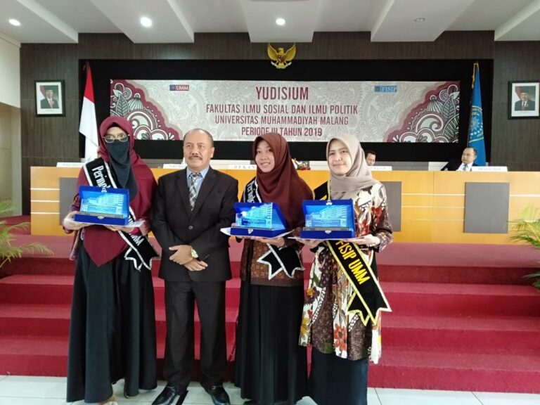 Tiga Lulusan Terbaik Raih IPK Nyaris Sempurna
