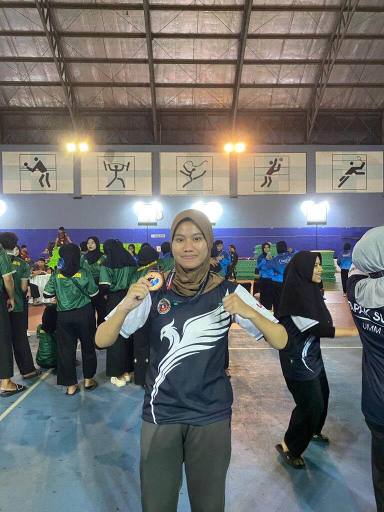 Sukses Manajemen Waktu, Mahasiswi UMM Raih Prestasi di GOR Lembah UGM